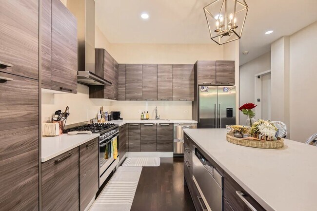 Building Photo - Beautiful 3 bedroom 3 Bathroom home