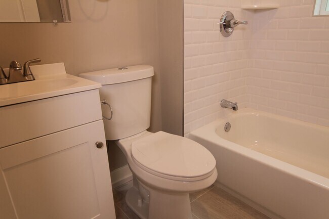 Building Photo - 1649 Pratt St