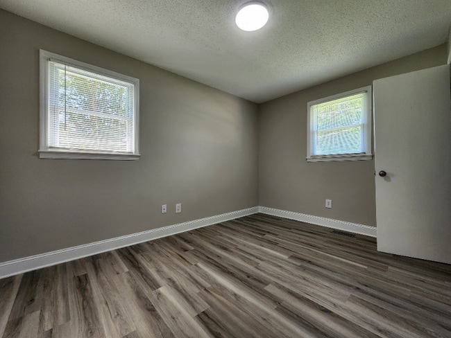 Building Photo - 445 Summerland Dr