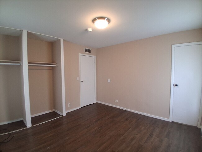 Building Photo - 908 Knollcrest Dr