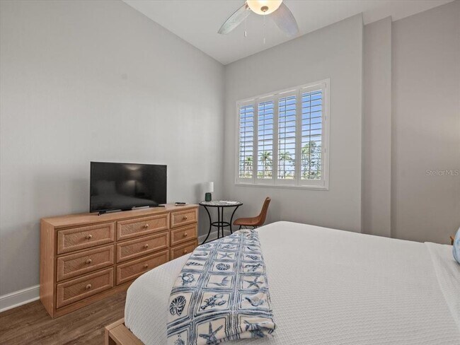 Building Photo - 5900 Bahia Del Mar Cir N