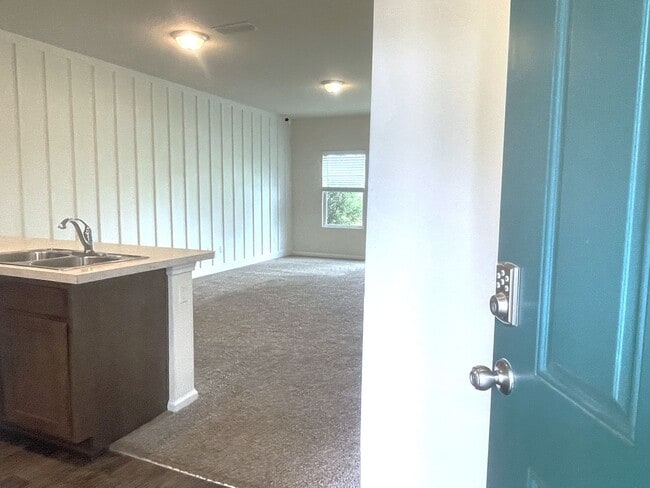 Building Photo - Inviting Townhouse