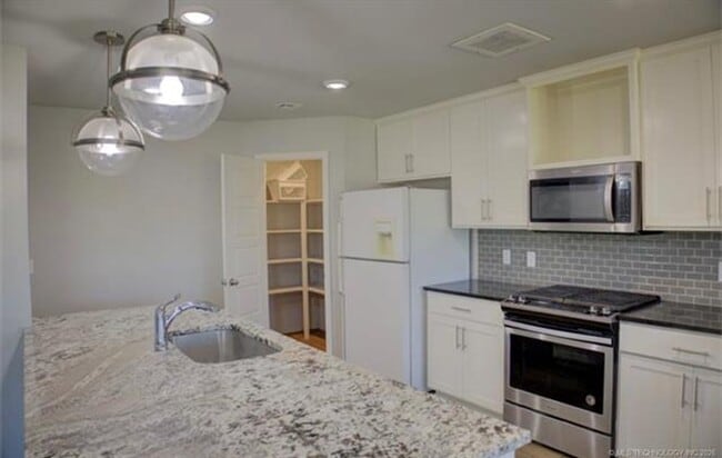 Building Photo - Welcome to this cozy home!