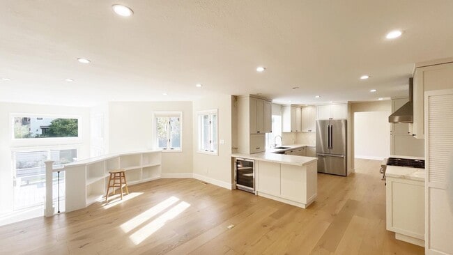 Building Photo - 1911 Easton Dr