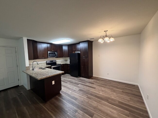 Building Photo - Charming 2-Bed, 2-Bath Haven in Merced!