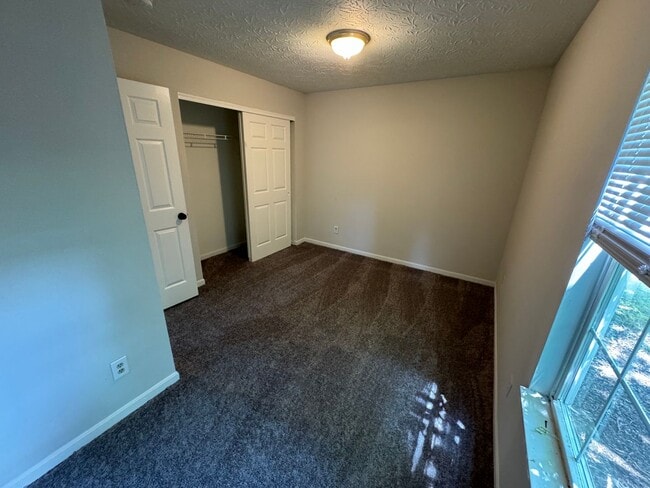 Building Photo - MT HEALTHY - Simple ranch living 3 bed 1 bath