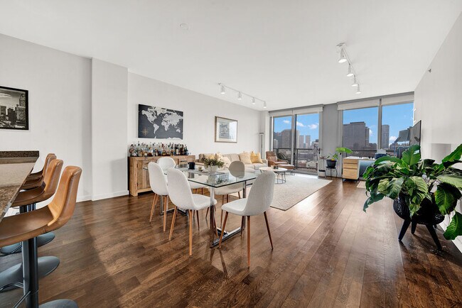 Building Photo - 910 W Huron St