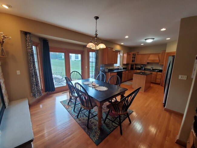 Building Photo - Menomonee Falls 4 bedroom