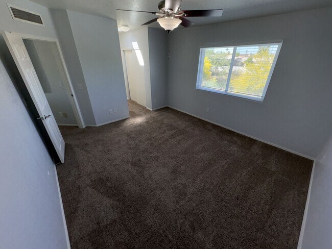 Building Photo - Beautiful eastside location