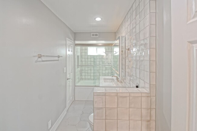 Building Photo - 4021 Crest Dr