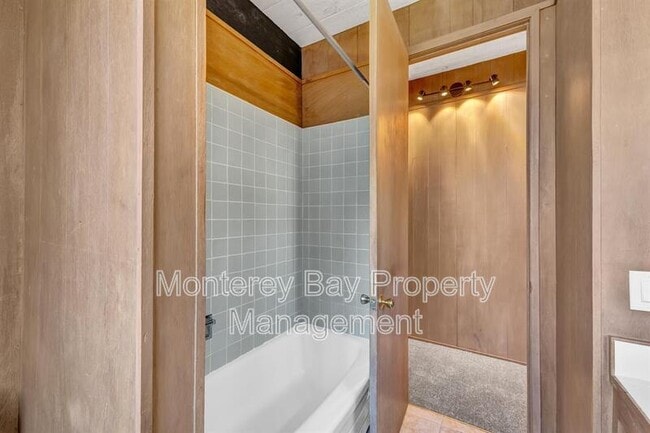 Building Photo - 635 Grace St