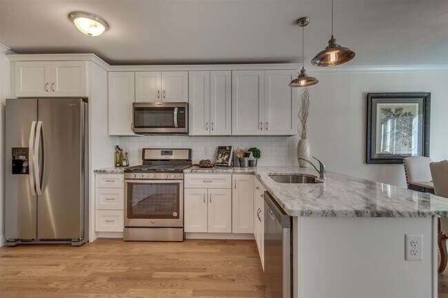 Building Photo - Modern Townhome with Garage, Bonus Room, a...