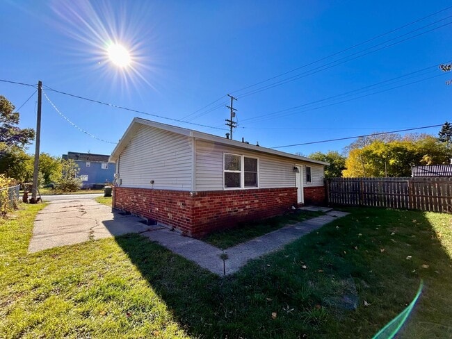 Building Photo - Three Bedroom Ranch-Style Home in Muskegon