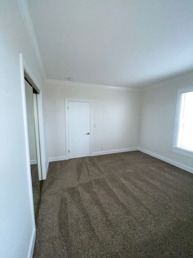 Building Photo - Laine Hill Condominiums