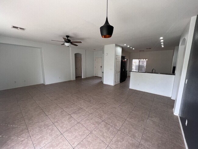 Building Photo - 3BDRM 2BA Residential home with pool for rent in Goodyear!