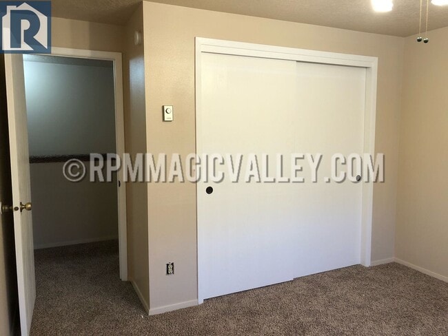 Building Photo - 747 Meadows Dr