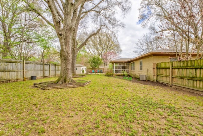 Building Photo - Colonial Acres