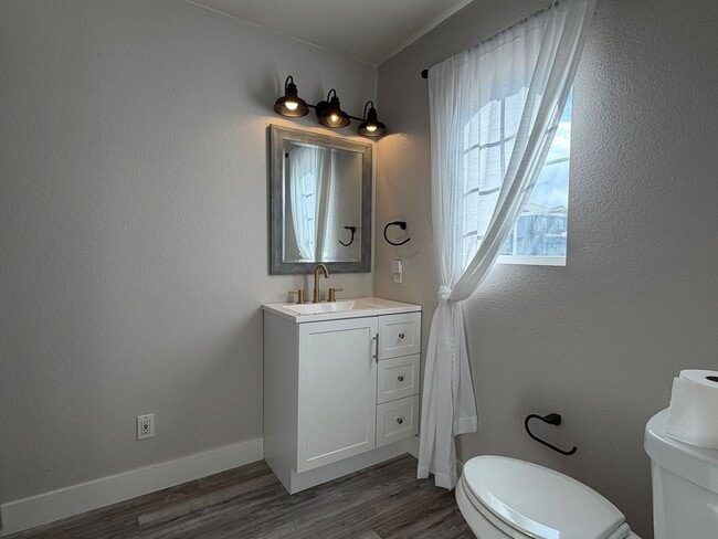 Building Photo - Spacious and Bright 3BD Home in Denver - Available Now