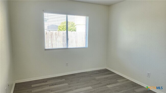 Building Photo - 223 Avrshire Ln