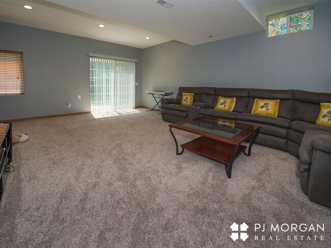 Building Photo - 4 bedroom, 3 bathroom - Available 9/15- Co...