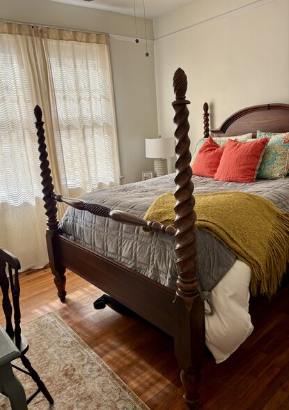 Middle Bedroom - 1302 E Victory Dr