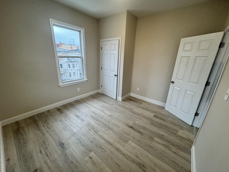 Building Photo - 241 Walnut St