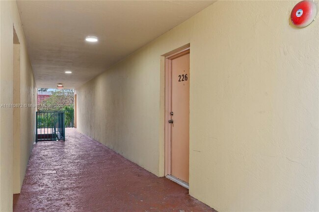 Building Photo - 666 W 81st St