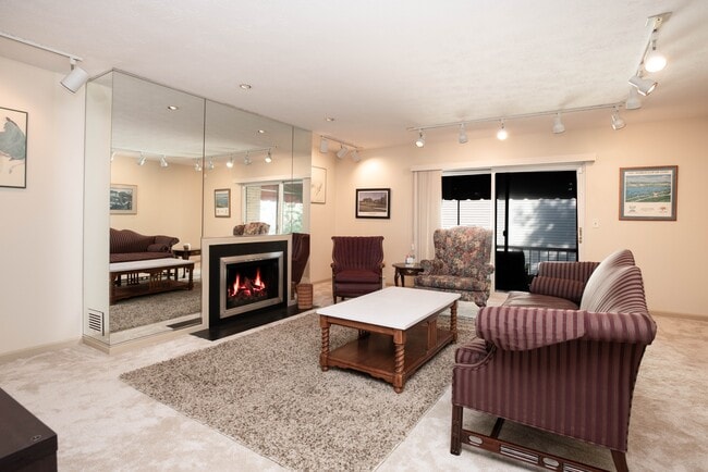 Building Photo - 804 Fairways Dr
