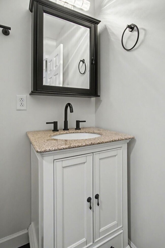 Building Photo - 415 Mountain View Rd