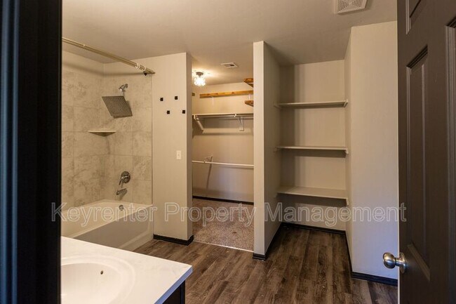 Building Photo - 1425 Sandstone Dr