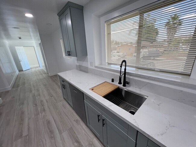 Building Photo - Large 7 RM POOL House on East Falls View! Prime Location! Easily Fits 6-10 People