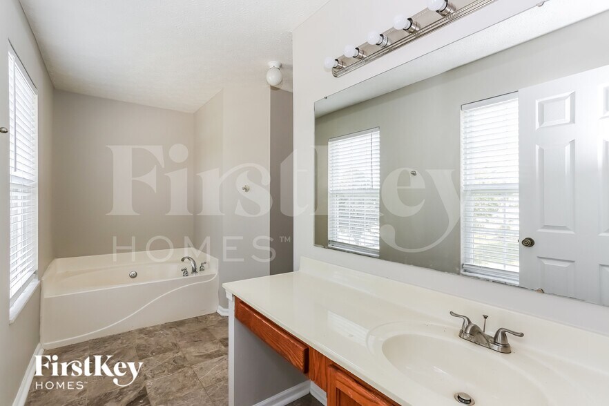 Building Photo - 81 Roxbury Dr