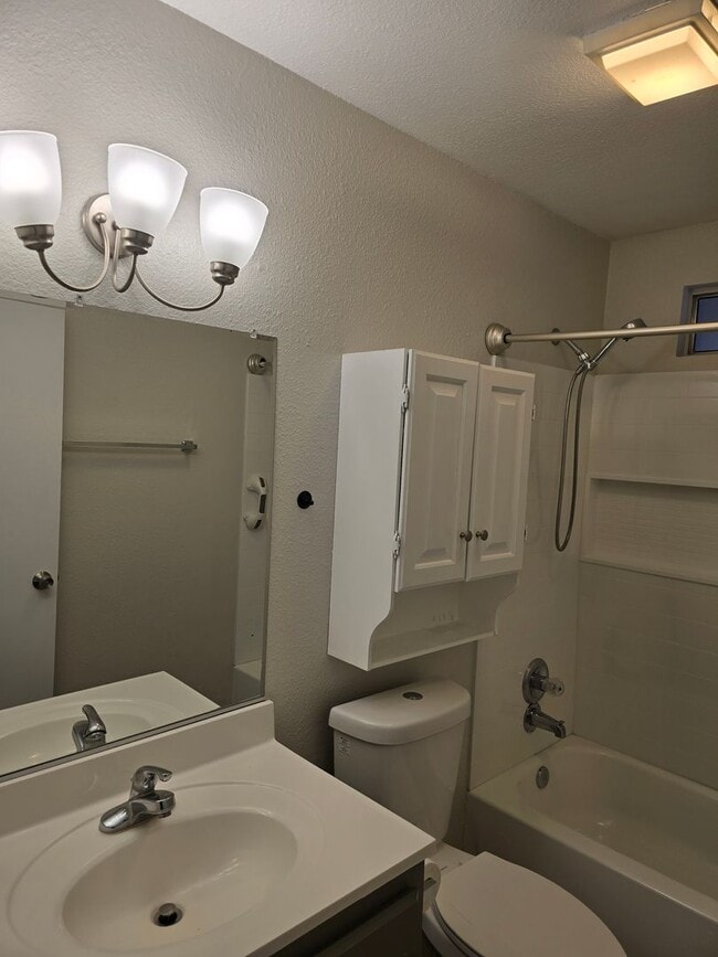 Building Photo - COM832