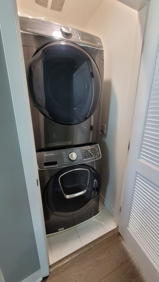 Building Photo - Available! Modern Tri-Level Smart Townhome – Montebello South 1/2 Months FREE