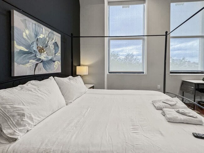 Building Photo - 1401 N 5th St