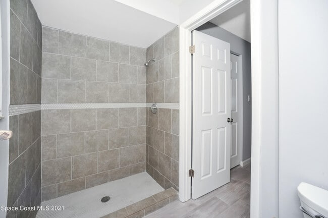 Building Photo - 334 Sun Dial Ct
