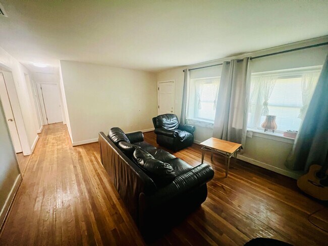 Building Photo - Beautifully Updated 3bdrm/1bth Ranch Style Home Located in the Glen Lea Area!