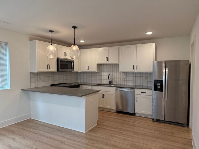 Building Photo - 3 - Level Modern Apartment in East Nashville