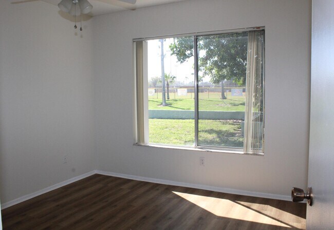 Building Photo - 1790 SE Ryecroft Ct
