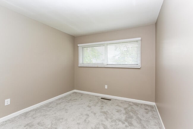 Building Photo - 3230 Vanderberg Ave