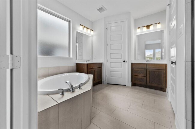 Building Photo - 176 Plumbago Loop