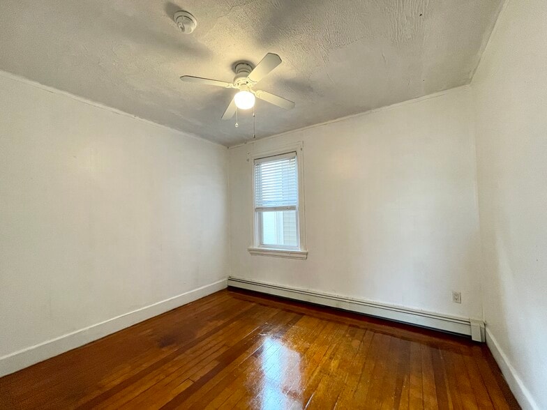 Building Photo - 48 America St