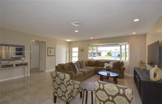 Building Photo - 609 S Crescent Dr