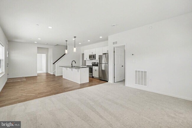 Building Photo - 7884 Oakbrook Dr