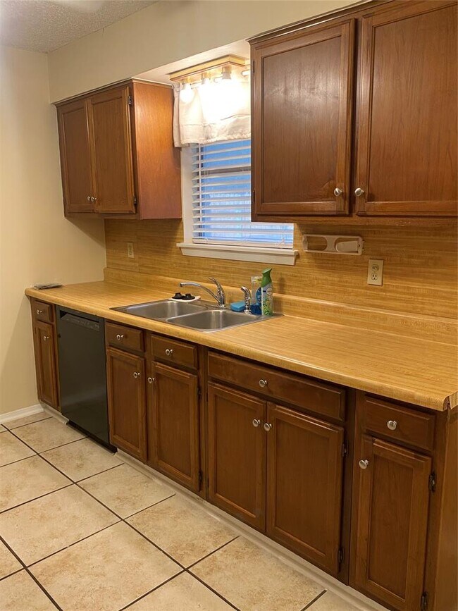 Building Photo - 1806 Sierra Dr