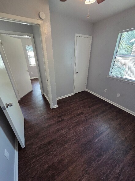 Building Photo - 406 Manuel Dr