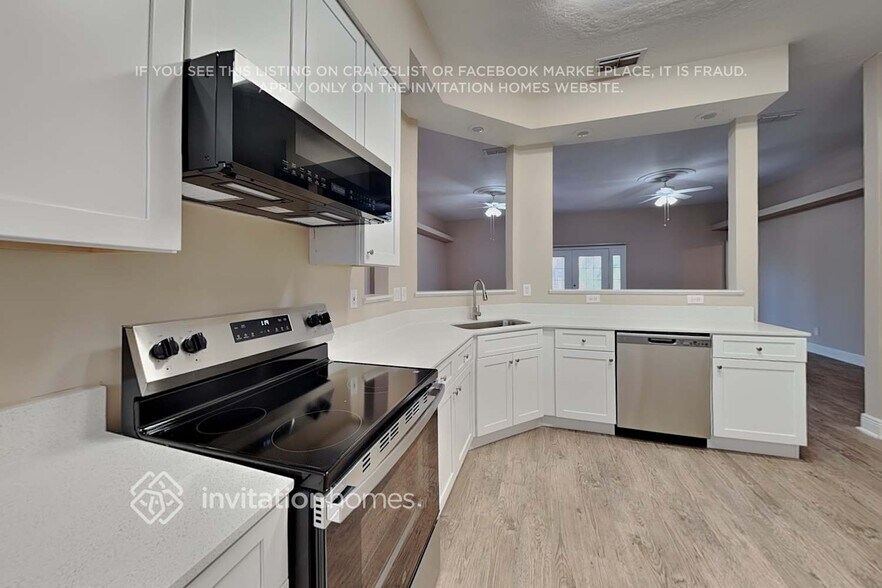 Building Photo - 10428 Calle De Flores Dr