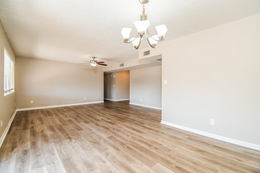 Building Photo - 664 S Robin Ln
