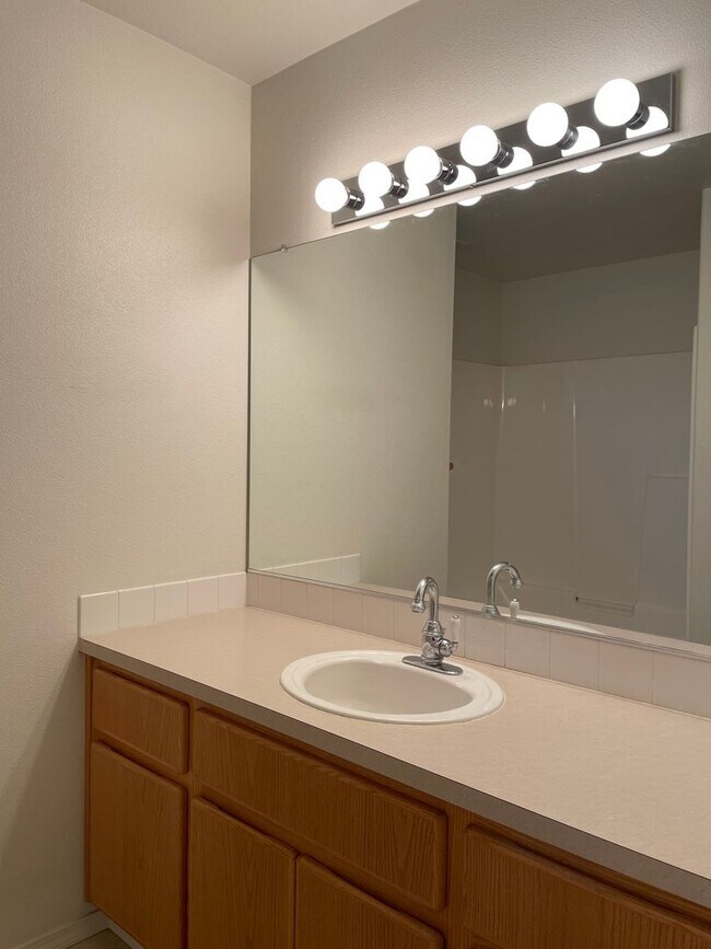 Building Photo - FANTASTIC 4 Bed 2.5 Bath Home in Salmon Cr...