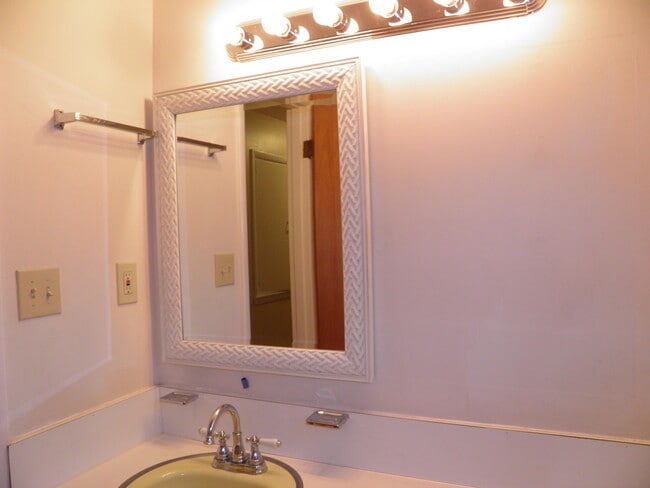 Building Photo - 212 Priscilla Dr